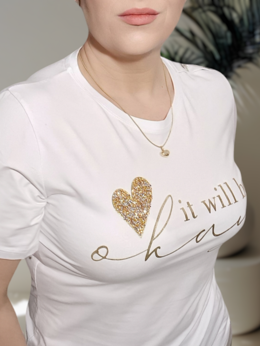 T-Shirt  z serduszkiem wykonanym z kamyczków z dwoma ozdobnymi guziczkami na ramieniu w kształcie serca