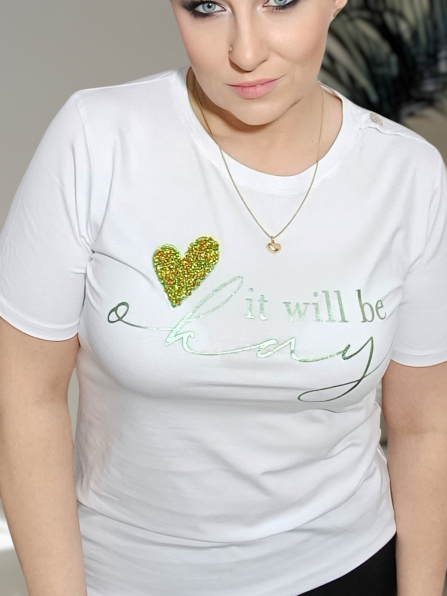T-Shirt  z serduszkiem wykonanym z kamyczków z dwoma ozdobnymi guziczkami na ramieniu w kształcie serca